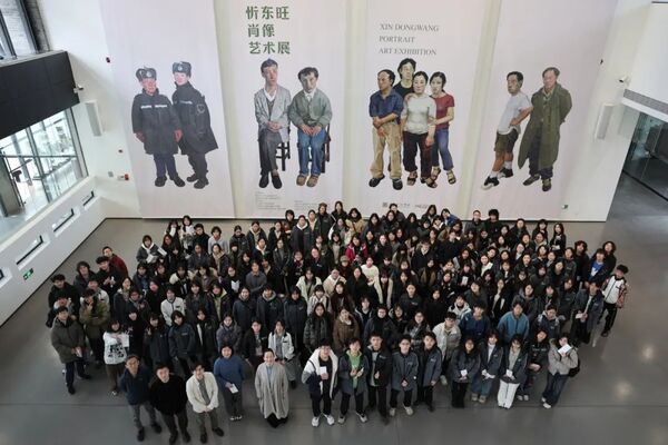 以画为媒 塑魂育人 | “开学第一课”参观忻东旺肖像艺术展