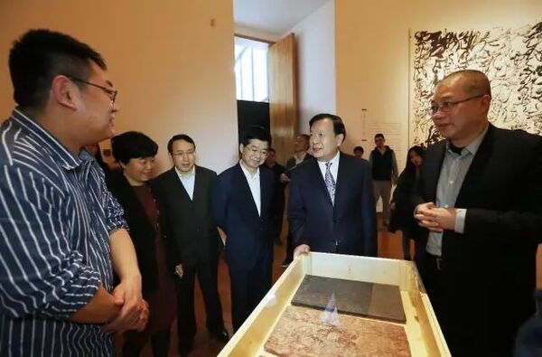 浙江省委书记夏宝龙一行参观“大学望境——中国美术学院建设世界一流大学十周年特展”