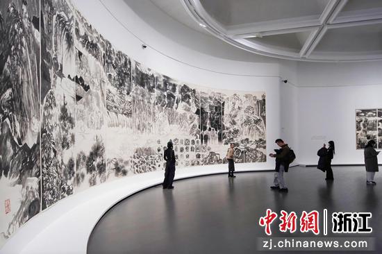 1月18日,民众正在展厅内参观。主办方供图 1月18日,民众正在展厅内参观。主办方供图